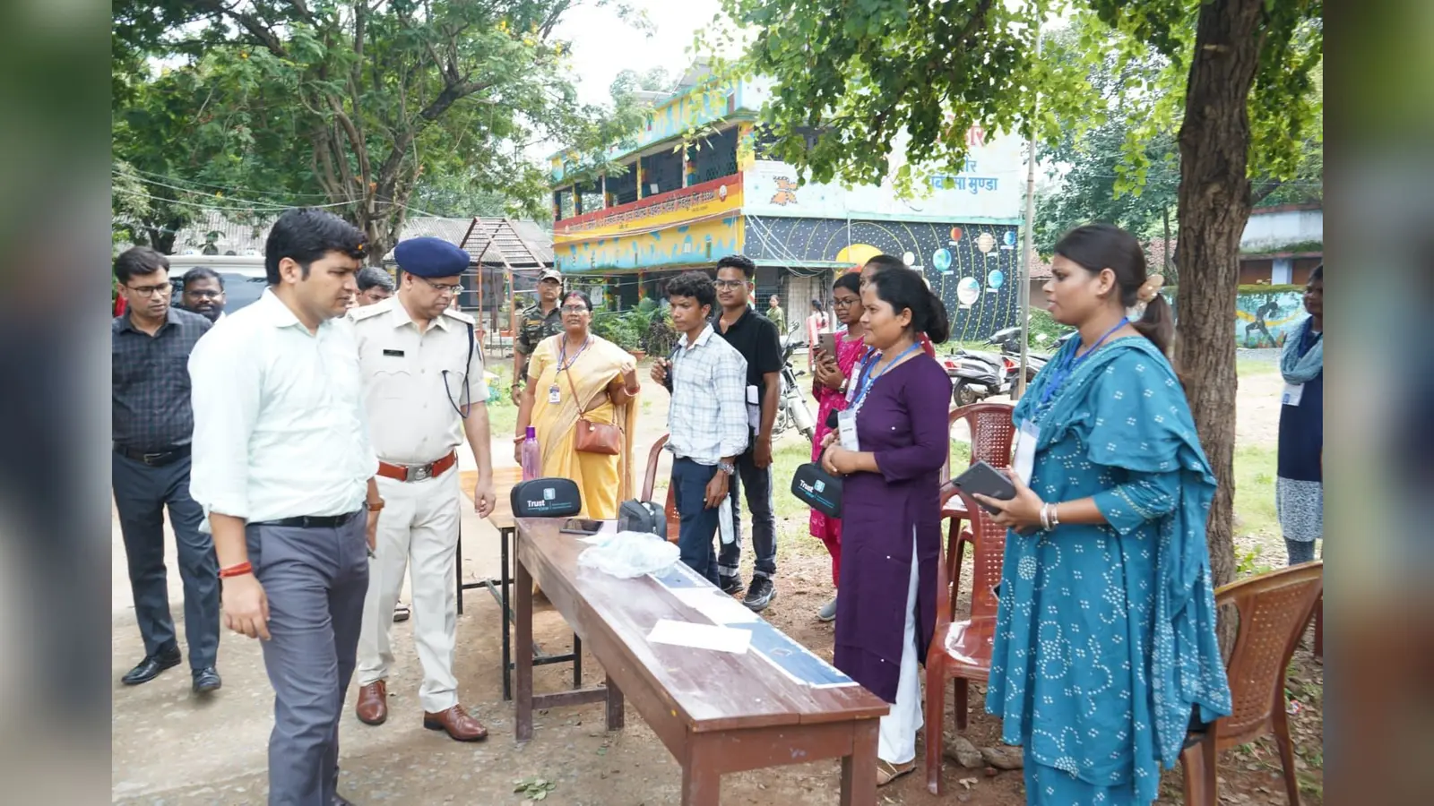तस्वीर: 19 सीबीएस 31 परीक्षा केन्द्र का जायजा लेते डीसी व एसपी | Prabhat Khabar Network तस्वीर: 19 सीबीएस 31 परीक्षा केन्द्र का जायजा लेते डीसी व एसपी | Prabhat Khabar Network