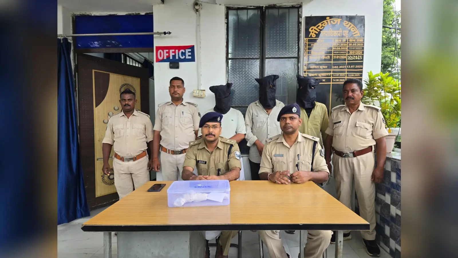 फोटो अपराधियों की जानकारी देते पुलिस अधिकारी | Prabhat Khabar Network फोटो अपराधियों की जानकारी देते पुलिस अधिकारी | Prabhat Khabar Network