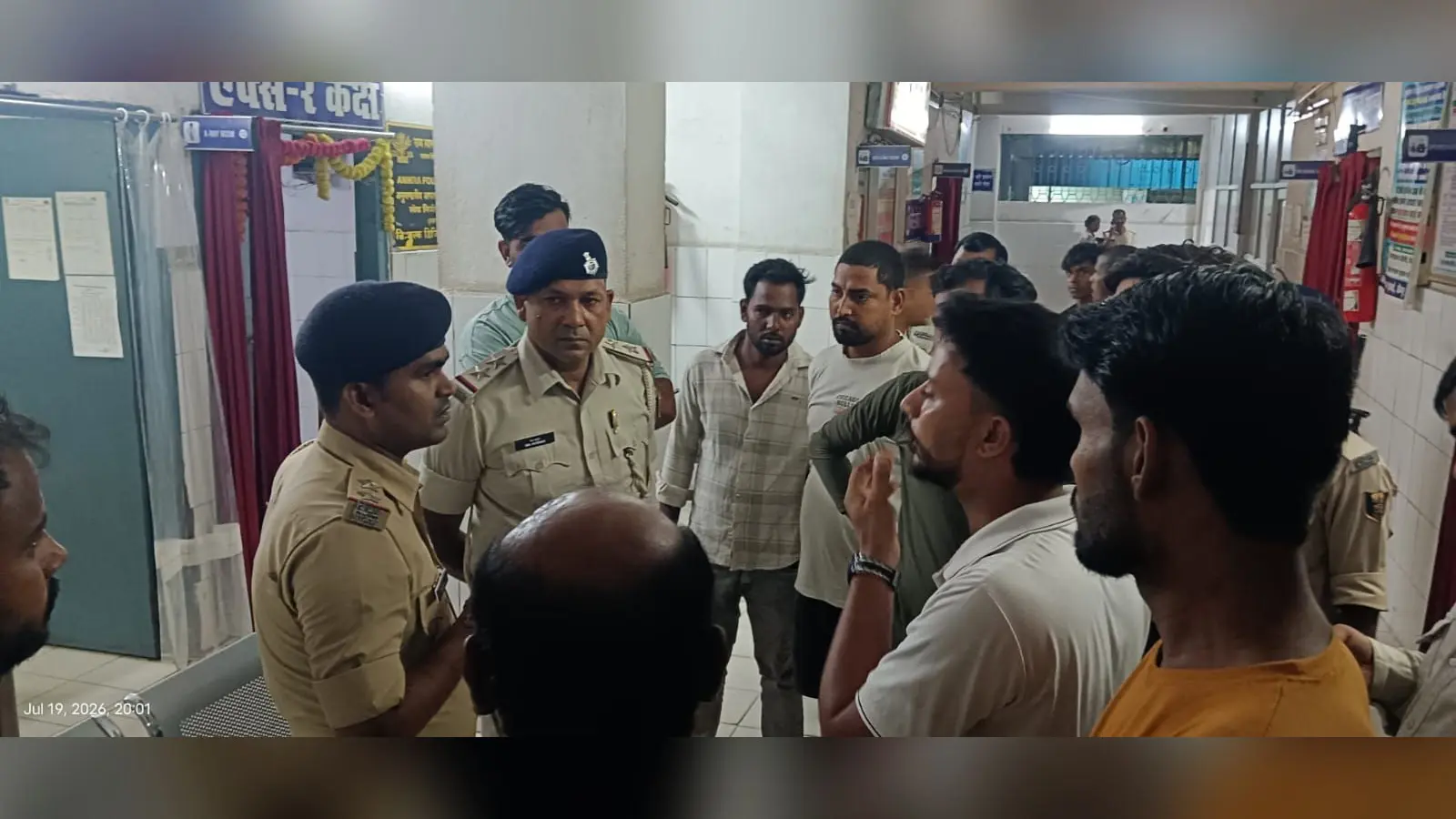 युवक अस्पताल में होता इलाज अस्पताल में जांच के लिए पहुंची पुलिस | Prabhat Khabar Network युवक अस्पताल में होता इलाज अस्पताल में जांच के लिए पहुंची पुलिस | Prabhat Khabar Network