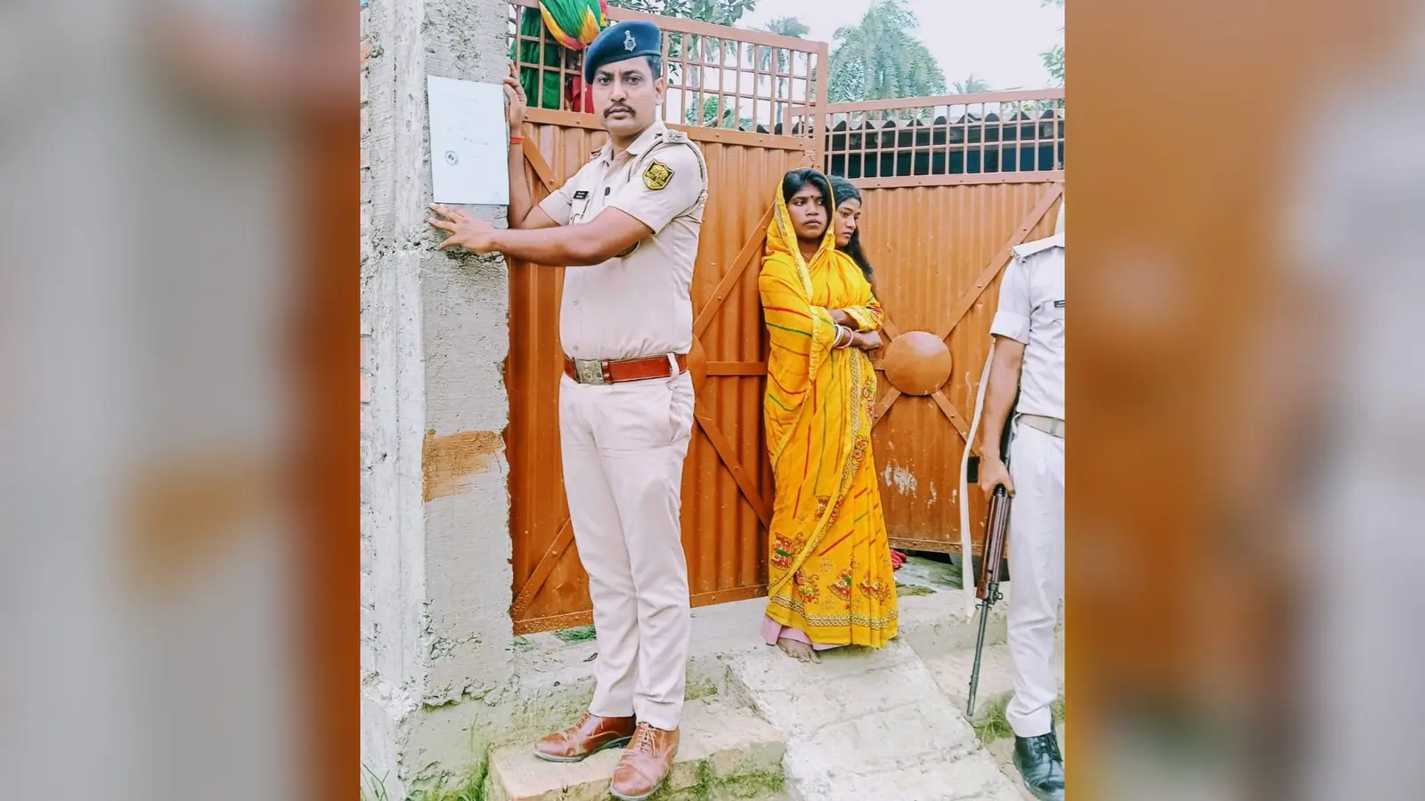 आरोपी के घर इश्तिहार चिपकाते पुअनि रितेश कुमार | Prabhat Khabar Network आरोपी के घर इश्तिहार चिपकाते पुअनि रितेश कुमार | Prabhat Khabar Network