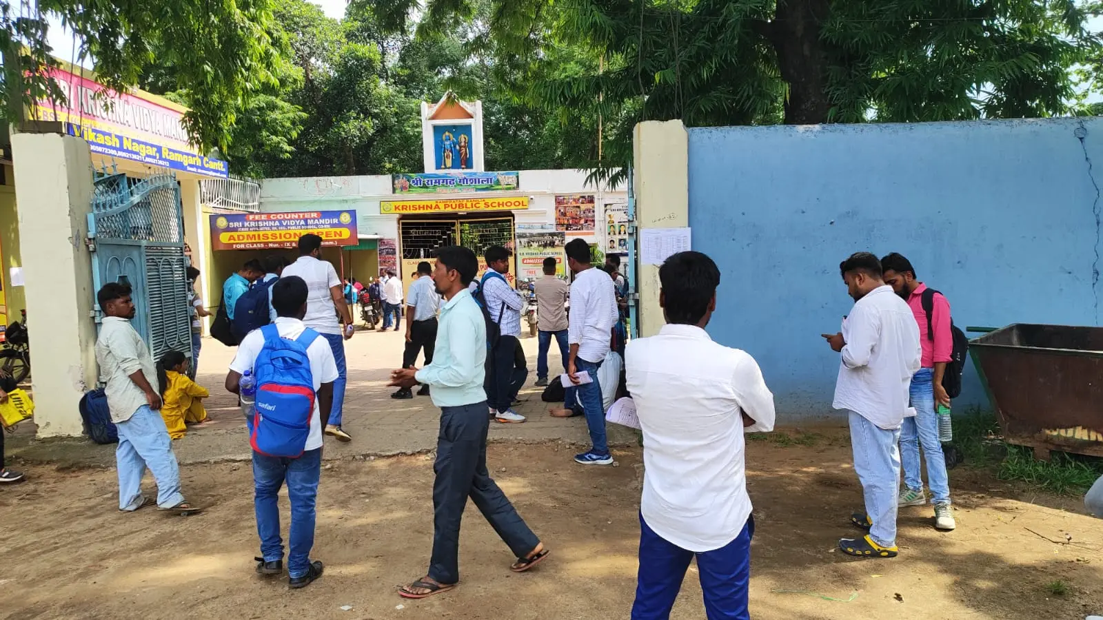 फोटो फाइल 19 आर-5 परीक्षा केंद्र से बाहर आते परीक्षार्थी व बाहर खड़े परिजन | Prabhat Khabar Network फोटो फाइल 19 आर-5 परीक्षा केंद्र से बाहर आते परीक्षार्थी व बाहर खड़े परिजन | Prabhat Khabar Network