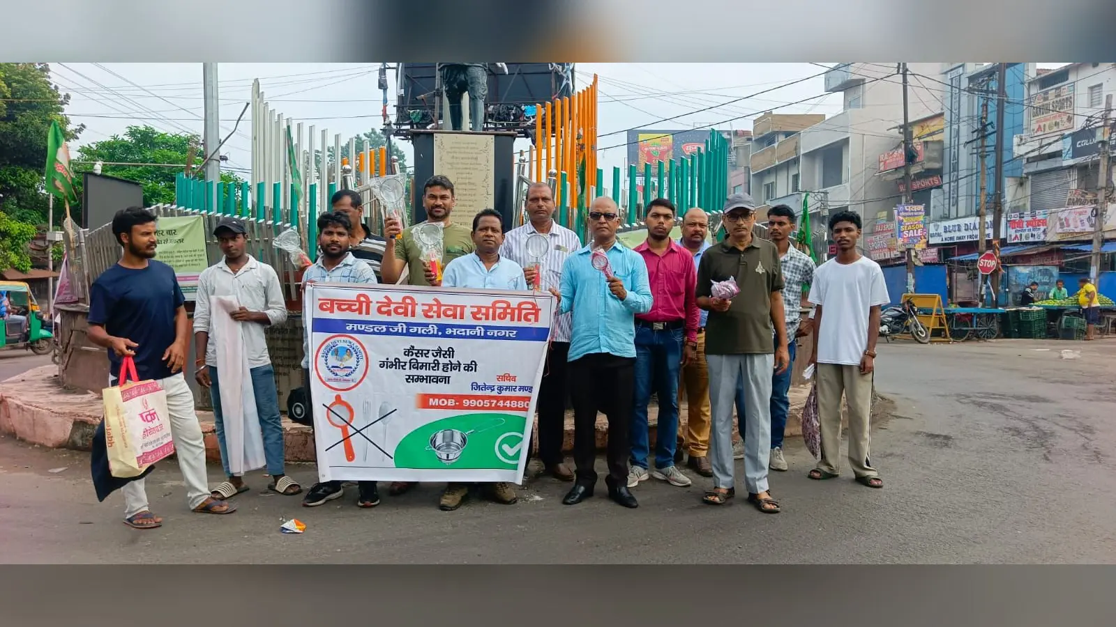 फोटो फाइल 19 आर-4- चाय छन्नियां व लकड़ी के चम्मच के साथ समिति के लोग | Prabhat Khabar Network फोटो फाइल 19 आर-4- चाय छन्नियां व लकड़ी के चम्मच के साथ समिति के लोग | Prabhat Khabar Network