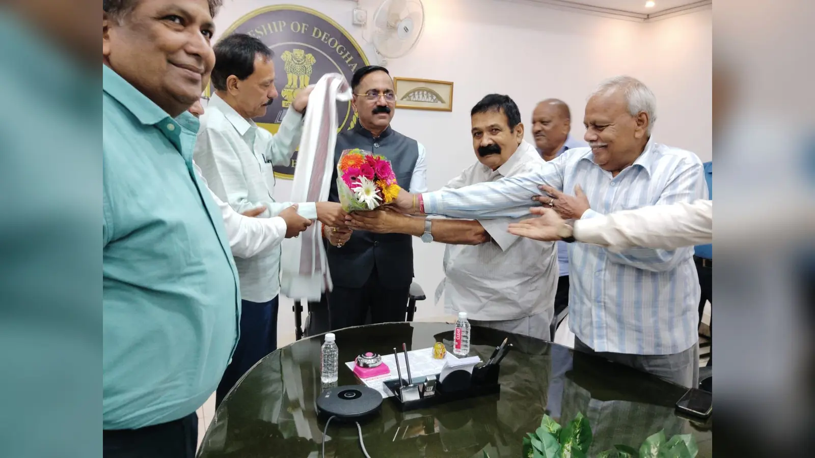 सम्मान में गुलदस्ता देते हुए संघ के सदस्य गण | Prabhat Khabar Network सम्मान में गुलदस्ता देते हुए संघ के सदस्य गण | Prabhat Khabar Network