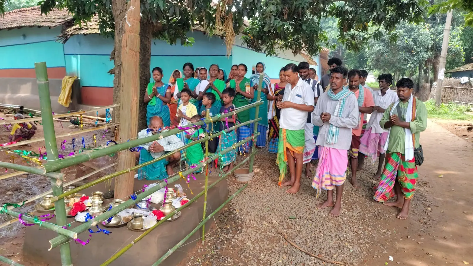 मांझी थान में साप्ताहिक बोंगा बुरु की शुरुआत करते आदिवासी. | Prabhat Khabar Network मांझी थान में साप्ताहिक बोंगा बुरु की शुरुआत करते आदिवासी. | Prabhat Khabar Network