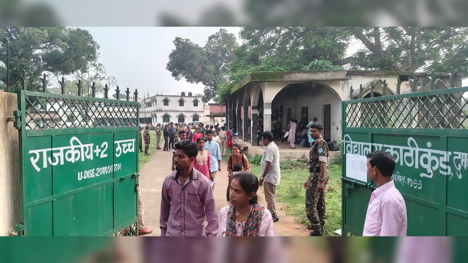 परीक्षा के बाद परीक्षा केंद्र से बाहर निकलते परीक्षार्थी | Prabhat Khabar Network परीक्षा के बाद परीक्षा केंद्र से बाहर निकलते परीक्षार्थी | Prabhat Khabar Network