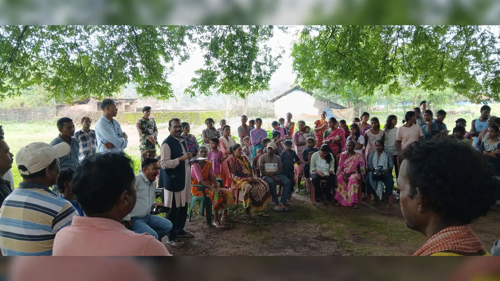 ग्रामीणों से बातचीत करते पूर्व मुख्यमंत्री मधु कोड़ा | Prabhat Khabar Network ग्रामीणों से बातचीत करते पूर्व मुख्यमंत्री मधु कोड़ा | Prabhat Khabar Network