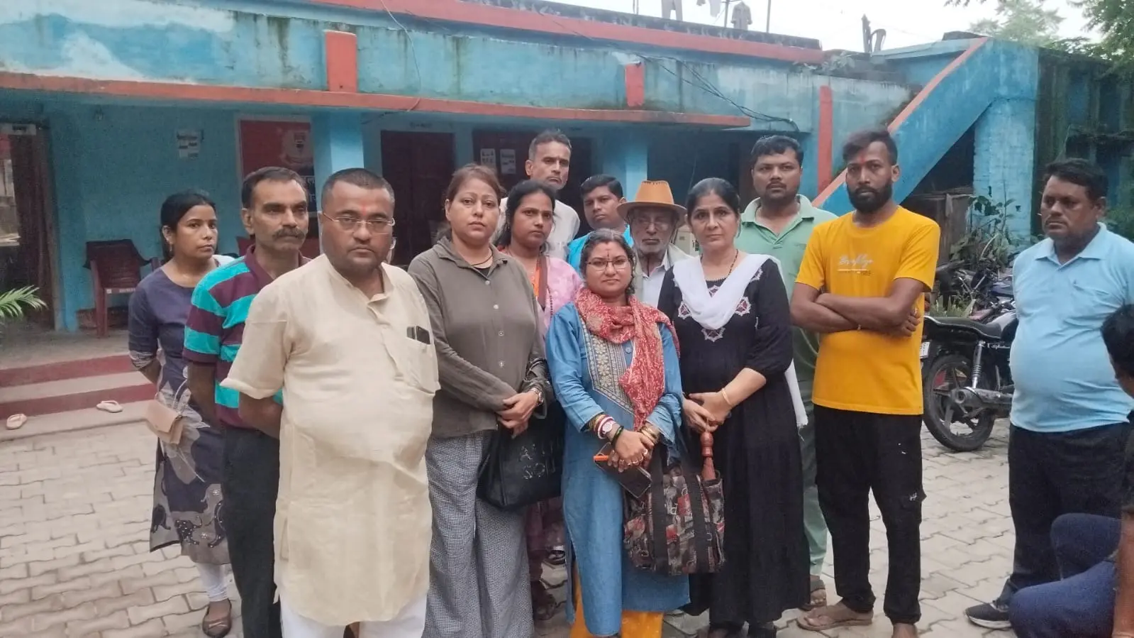 बागबेड़ा में महिला रेल कर्मी से छिनतई का प्रयास,थाना में जुटे विहिप कार्यकर्ता | Prabhat Khabar Network बागबेड़ा में महिला रेल कर्मी से छिनतई का प्रयास,थाना में जुटे विहिप कार्यकर्ता | Prabhat Khabar Network