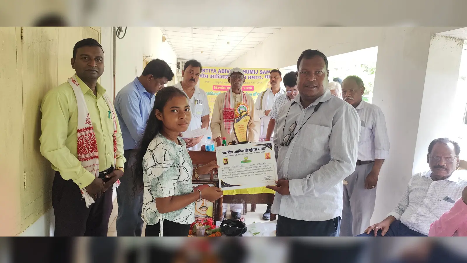 विद्यार्थियों को सम्मानित करते पदाधिकारी | Prabhat Khabar Network विद्यार्थियों को सम्मानित करते पदाधिकारी | Prabhat Khabar Network