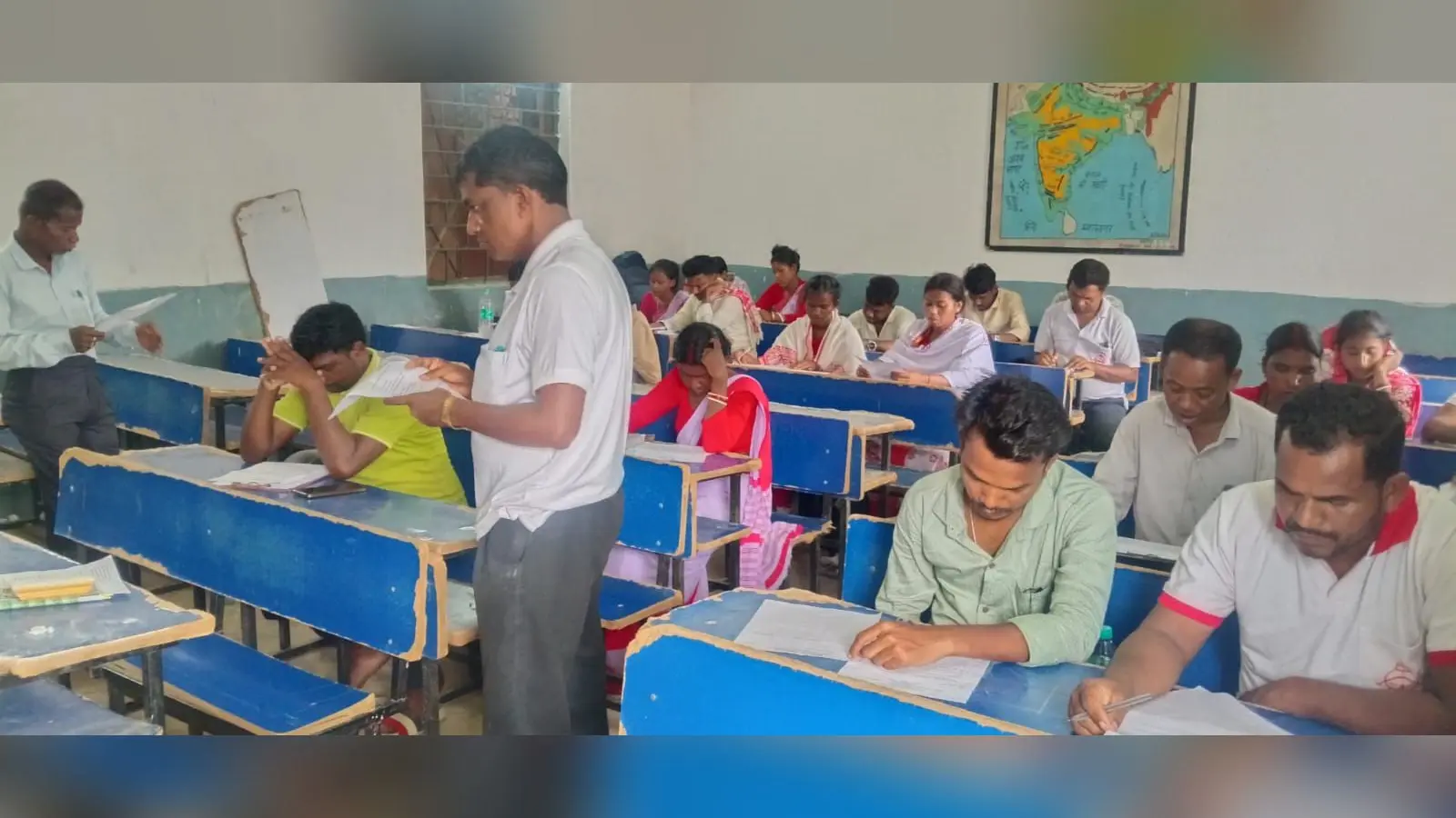 फोटो, बांगुड़दा स्कूल में परीक्षा देते परीक्षार्थी. | Prabhat Khabar Network फोटो, बांगुड़दा स्कूल में परीक्षा देते परीक्षार्थी. | Prabhat Khabar Network