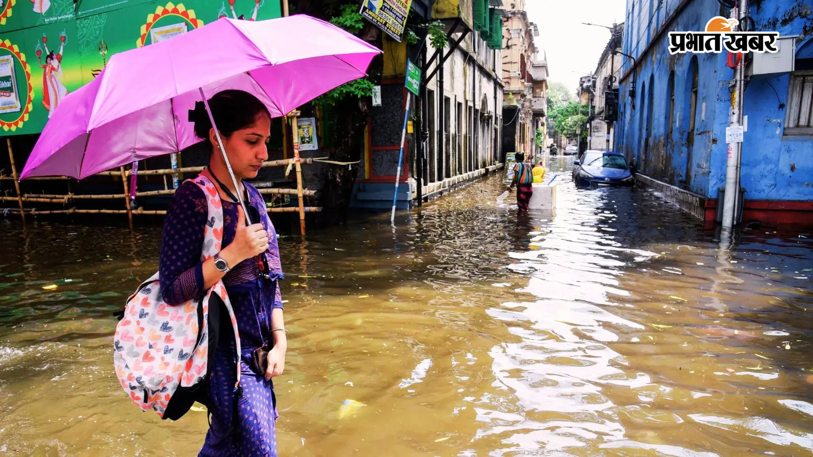 वर्षा के बाद सड़क पर जमा पानी और उससे गुजरती महिला. वर्षा के बाद सड़क पर जमा पानी और उससे गुजरती महिला.