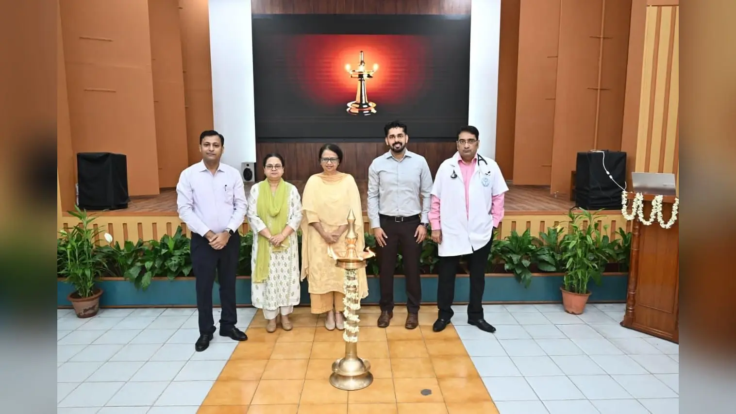 टाटा मेन हॉस्पिटल (टीएमएच) के न्यूरोसर्जरी विभाग की कार्यशाला में मौजूद टीएमएच की जनरल मैनेजर डॉ. विनिता सिंह डॉ. अशोक सुंदर, डॉ. ममता रथ दत्ता, डॉ. जीवेश मल्लिक | Prabhat Khabar Network टाटा मेन हॉस्पिटल (टीएमएच) के न्यूरोसर्जरी विभाग की कार्यशाला में मौजूद टीएमएच की जनरल मैनेजर डॉ. विनिता सिंह डॉ. अशोक सुंदर, डॉ. ममता रथ दत्ता, डॉ. जीवेश मल्लिक | Prabhat Khabar Network