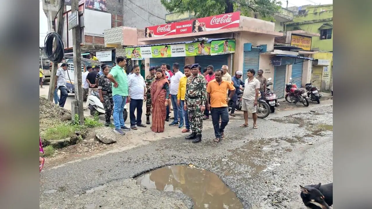 जमशेदपुर पूर्वी में जलजमाव व बदहाल सड़कों का विधायक पूर्णिमा साहू ने लिया जायजा, अधिकारियों को दिए निर्देश | Prabhat Khabar Network जमशेदपुर पूर्वी में जलजमाव व बदहाल सड़कों का विधायक पूर्णिमा साहू ने लिया जायजा, अधिकारियों को दिए निर्देश | Prabhat Khabar Network