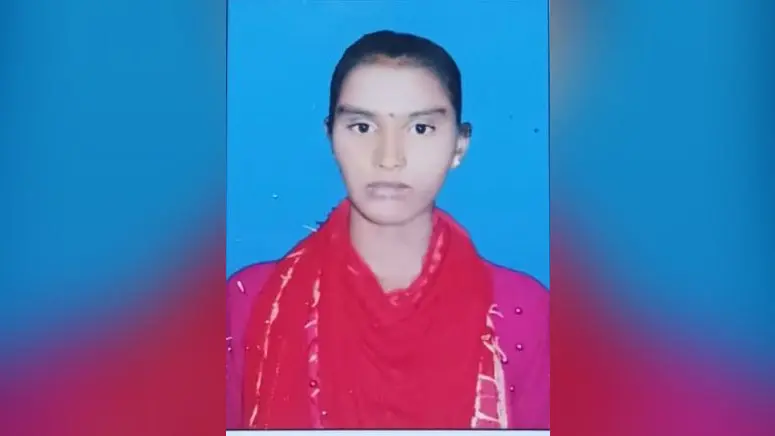 सदर अस्पताल में पोस्टमार्टम के इंतजार में पिता और अन्य परिजन मृतका का फाइल फोटो | Prabhat Khabar Network सदर अस्पताल में पोस्टमार्टम के इंतजार में पिता और अन्य परिजन मृतका का फाइल फोटो | Prabhat Khabar Network