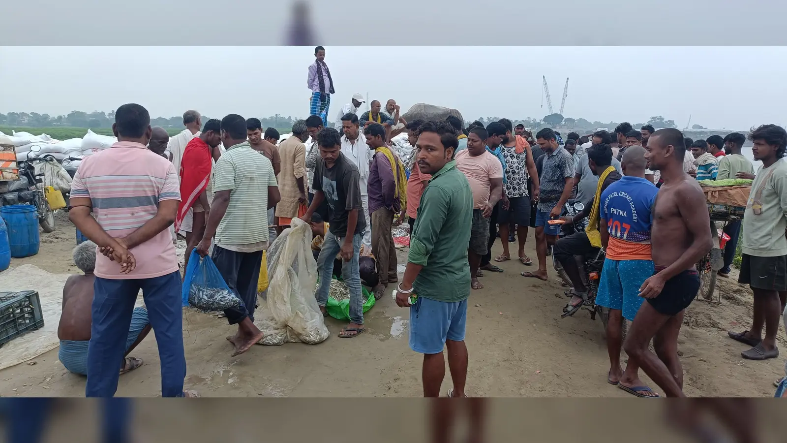 गोपालपुर बुद्धूचक के निकट तटबंध पर मछली आढत के निकट व्यापारियों की भीड का फोटो | Prabhat Khabar Network गोपालपुर बुद्धूचक के निकट तटबंध पर मछली आढत के निकट व्यापारियों की भीड का फोटो | Prabhat Khabar Network