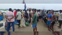 गंगा का जलस्तर बढ़ते ही चमकी मछुआरों की किस्मत, इस्माईलपुर-बिंद टोली तटबंध पर रोज सुबह सज रही मछली मंडी