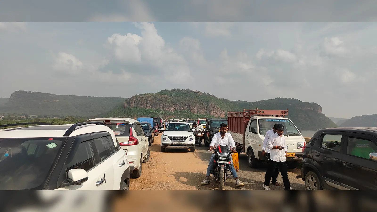 फोटो दुर्गावती डैम पर लगी वाहनों की भीड़, दुर्गावती डांसर प्राकृतिक | Prabhat Khabar Network फोटो दुर्गावती डैम पर लगी वाहनों की भीड़, दुर्गावती डांसर प्राकृतिक | Prabhat Khabar Network