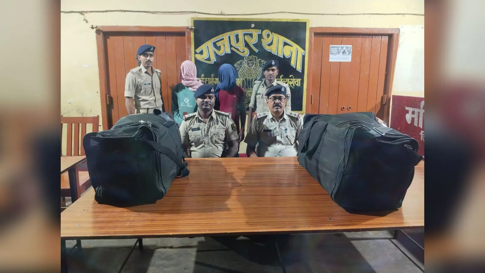 फोटो :- जब्त गांजा के साथ पुलिस पदाधिकारी | Prabhat Khabar Network फोटो :- जब्त गांजा के साथ पुलिस पदाधिकारी | Prabhat Khabar Network