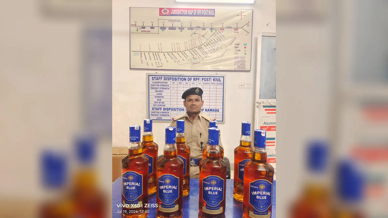 जब्त शराब की बोतलों के साथ आरपीएफ अधिकारी | Prabhat Khabar Network जब्त शराब की बोतलों के साथ आरपीएफ अधिकारी | Prabhat Khabar Network