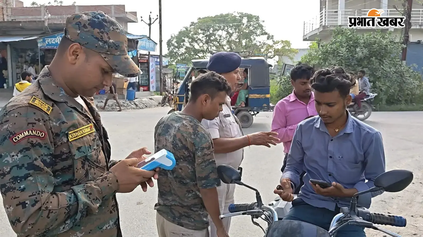 महुआ में सघन वाहन जांच अभियान से बाइक चालकों में हड़कंप महुआ में सघन वाहन जांच अभियान से बाइक चालकों में हड़कंप
