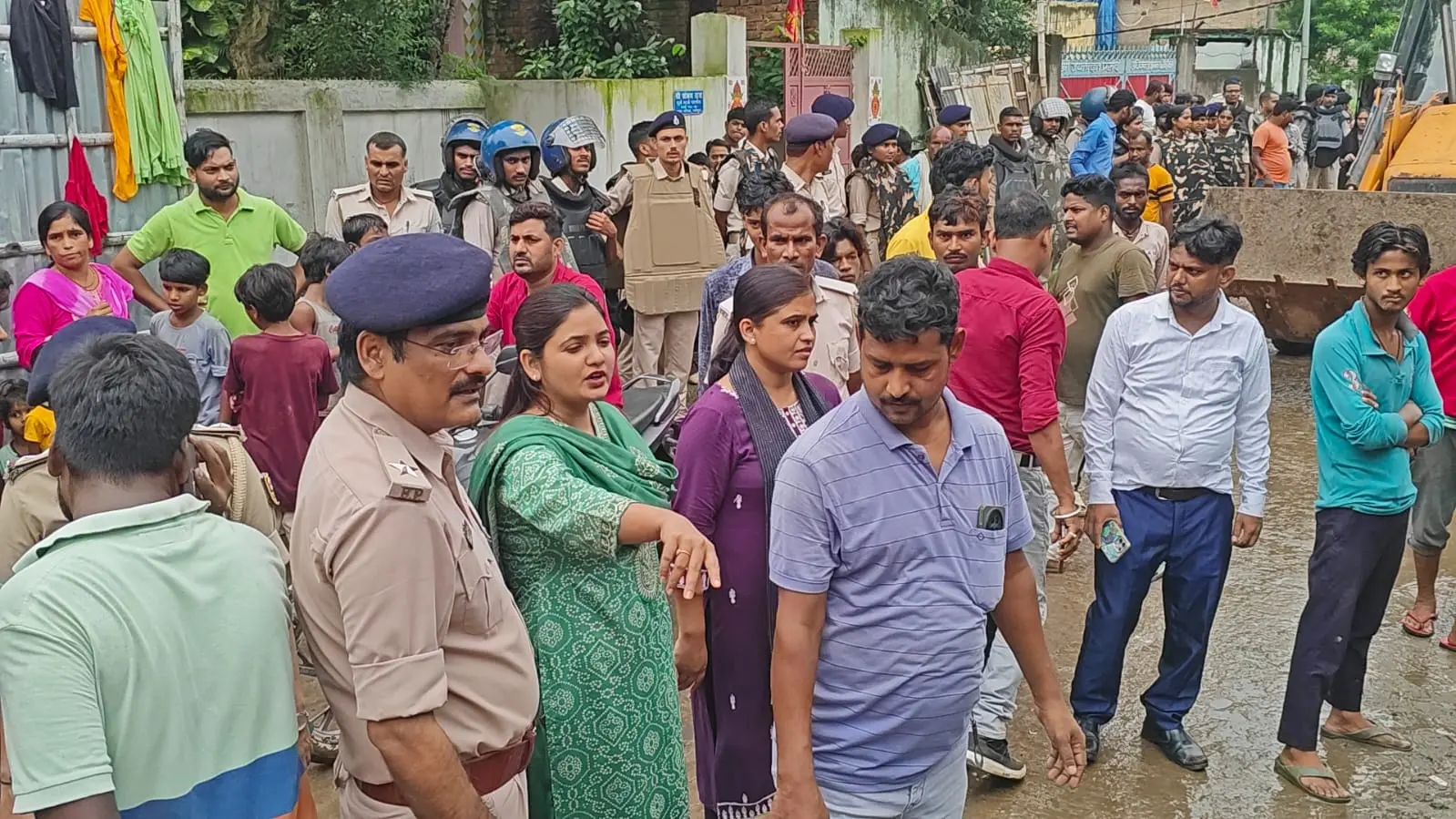 अतिक्रमण जगह पर खाली करवाते नप की कार्यपालक पदाधिकारी तान्या एवं सदर थानाध्यक्ष विमलेंदु | Prabhat Khabar Network अतिक्रमण जगह पर खाली करवाते नप की कार्यपालक पदाधिकारी तान्या एवं सदर थानाध्यक्ष विमलेंदु | Prabhat Khabar Network
