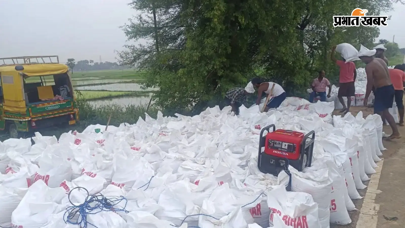 बोरे में रखा हुआ बालू बोरे में रखा हुआ बालू