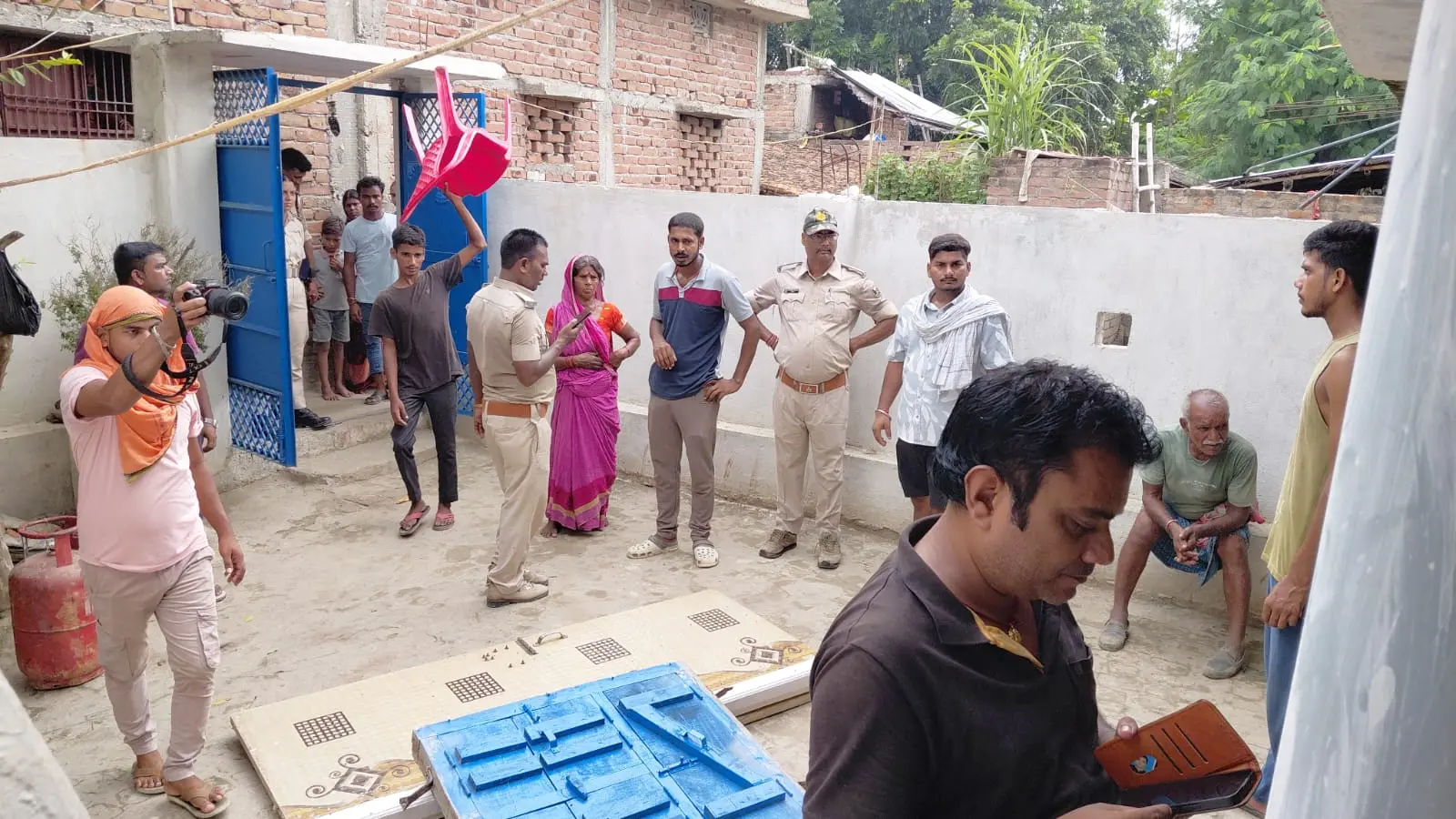 आरोपी के घर से समान ले जाती पुलिस | Prabhat Khabar Network आरोपी के घर से समान ले जाती पुलिस | Prabhat Khabar Network