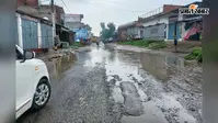 पहली बारिश में उखड़ी मीरगंज–समउर सड़क, लाइन बाजार के पास जलजमाव से बढ़ी लोगों की परेशानी