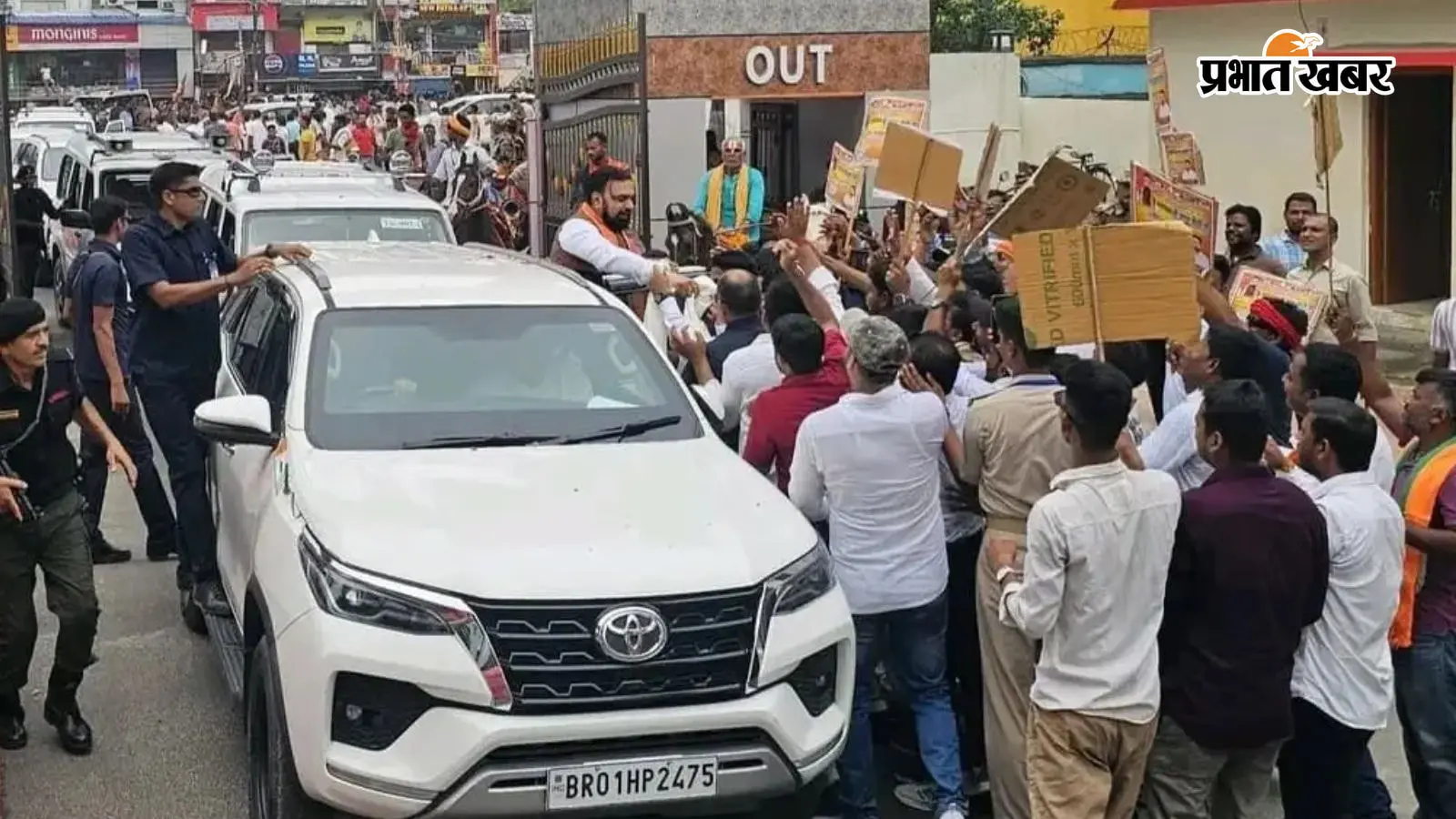 बेगूसराय के रिफाइनरी टाउनशिप मुख्य द्वार पर मुख्यमंत्री सम्राट चौधरी का स्वागत करते हुए एनडीए कार्यकर्ता बेगूसराय के रिफाइनरी टाउनशिप मुख्य द्वार पर मुख्यमंत्री सम्राट चौधरी का स्वागत करते हुए एनडीए कार्यकर्ता