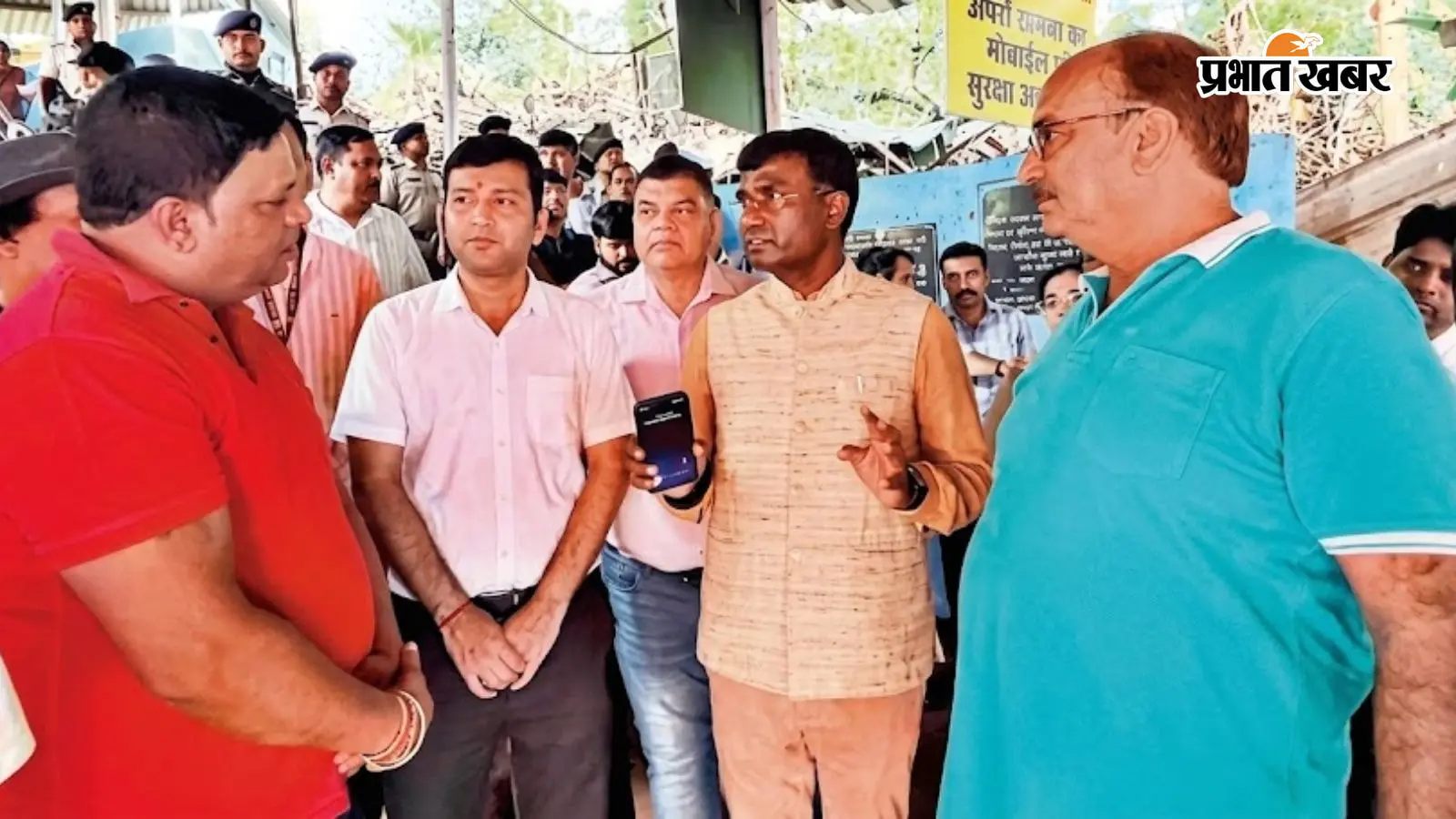 पहाड़ी मंदिर के निरीक्षण के दौरान अधिकारियों को दिशा निर्देश देते डीसी पहाड़ी मंदिर के निरीक्षण के दौरान अधिकारियों को दिशा निर्देश देते डीसी