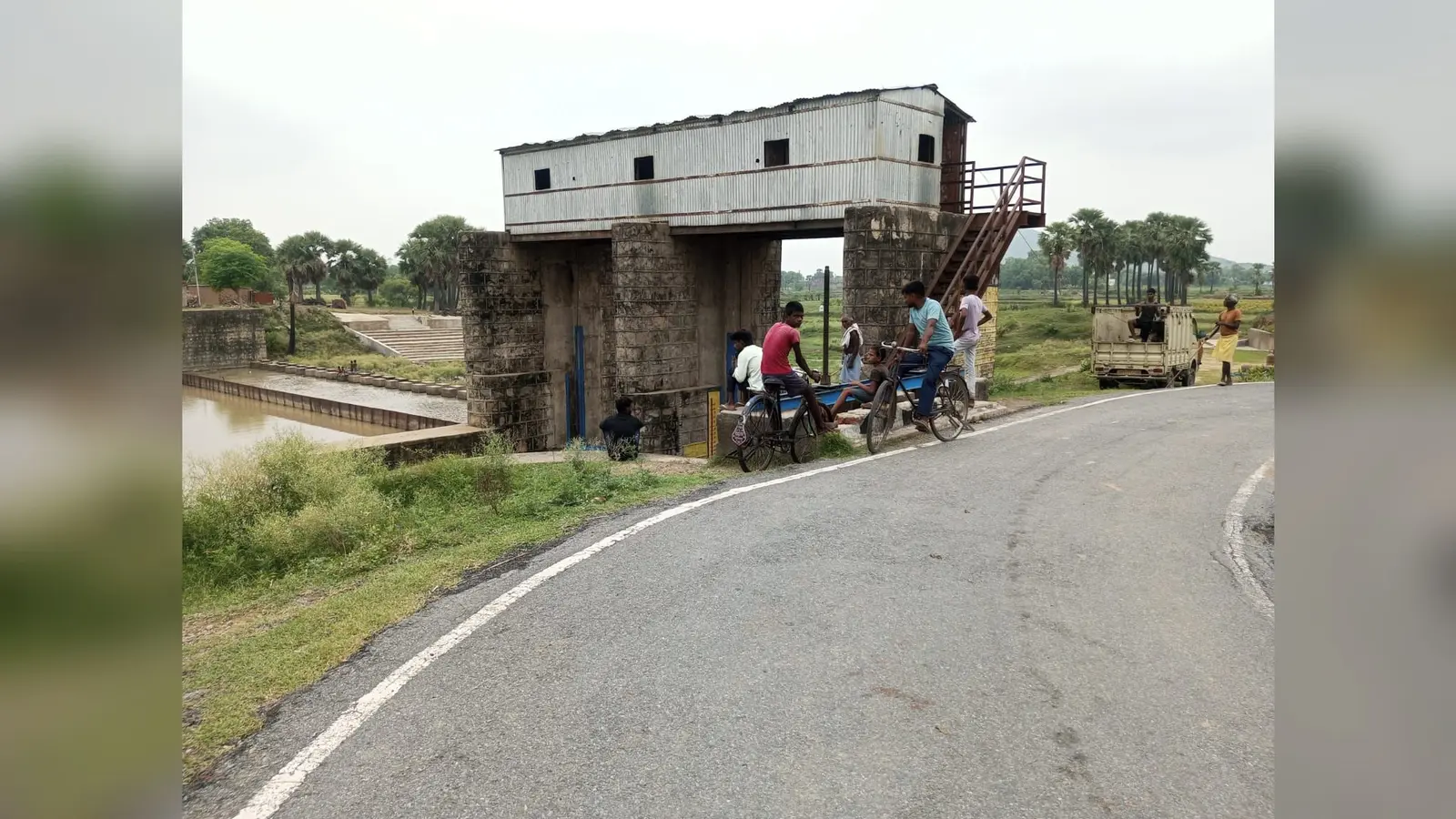 प्राणपुर डैम के पास रेलिंग विहीन पुलिया | Prabhat Khabar Network प्राणपुर डैम के पास रेलिंग विहीन पुलिया | Prabhat Khabar Network