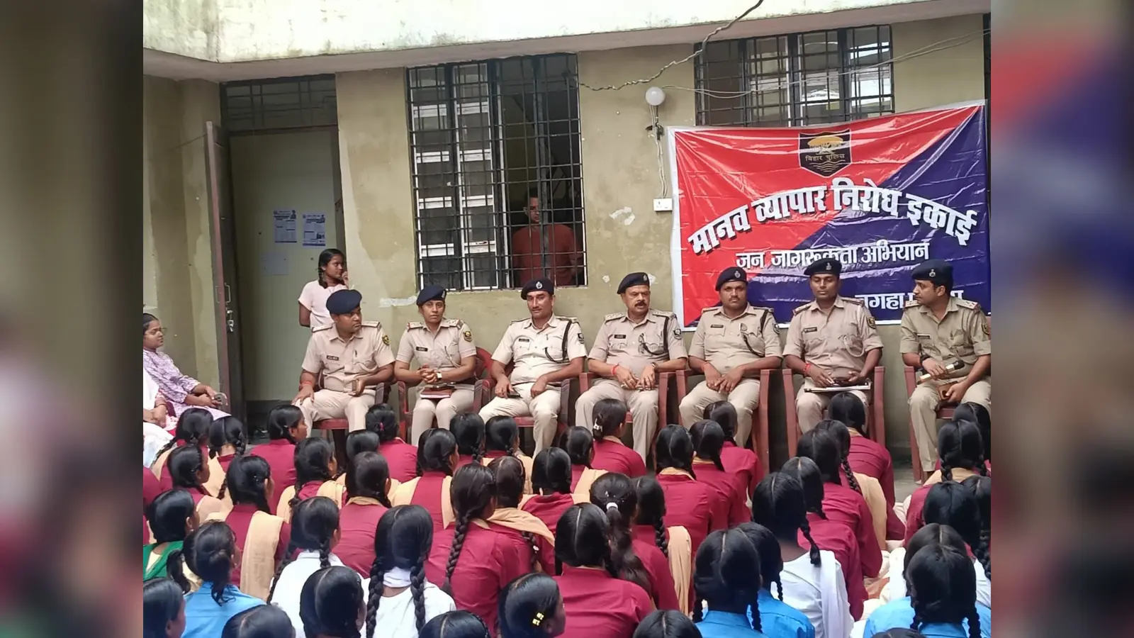 छात्राओं व अन्य लोगों को जानकारी देते डीएसपी यातायात राजेश कुमार व अन्य कार्यक्रम में उपस्थित छात्राएं व अन्य | Prabhat Khabar Network छात्राओं व अन्य लोगों को जानकारी देते डीएसपी यातायात राजेश कुमार व अन्य कार्यक्रम में उपस्थित छात्राएं व अन्य | Prabhat Khabar Network