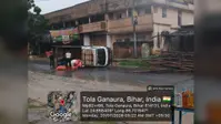 अनियंत्रित कार से बचने में पलटा बांस लदा टाटा मैजिक वाहन, चालक-खलासी बाल-बाल बचे
