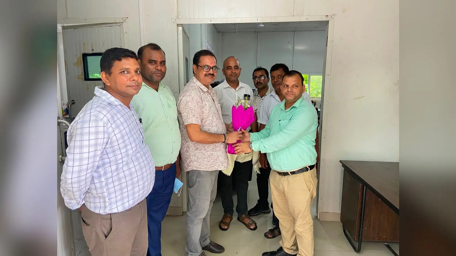 प्रभारी चिकित्सा पदाधिकारी डॉ. विक्रम सिंह एवं प्रखंड स्वास्थ्य प्रबंधक विकास शंकर ने पुष्पगुच्छ भेंट कर नवपदस्थापित प्रखंड विकाश पदाधिकारी का अभिनंदन किया | Prabhat Khabar Network प्रभारी चिकित्सा पदाधिकारी डॉ. विक्रम सिंह एवं प्रखंड स्वास्थ्य प्रबंधक विकास शंकर ने पुष्पगुच्छ भेंट कर नवपदस्थापित प्रखंड विकाश पदाधिकारी का अभिनंदन किया | Prabhat Khabar Network