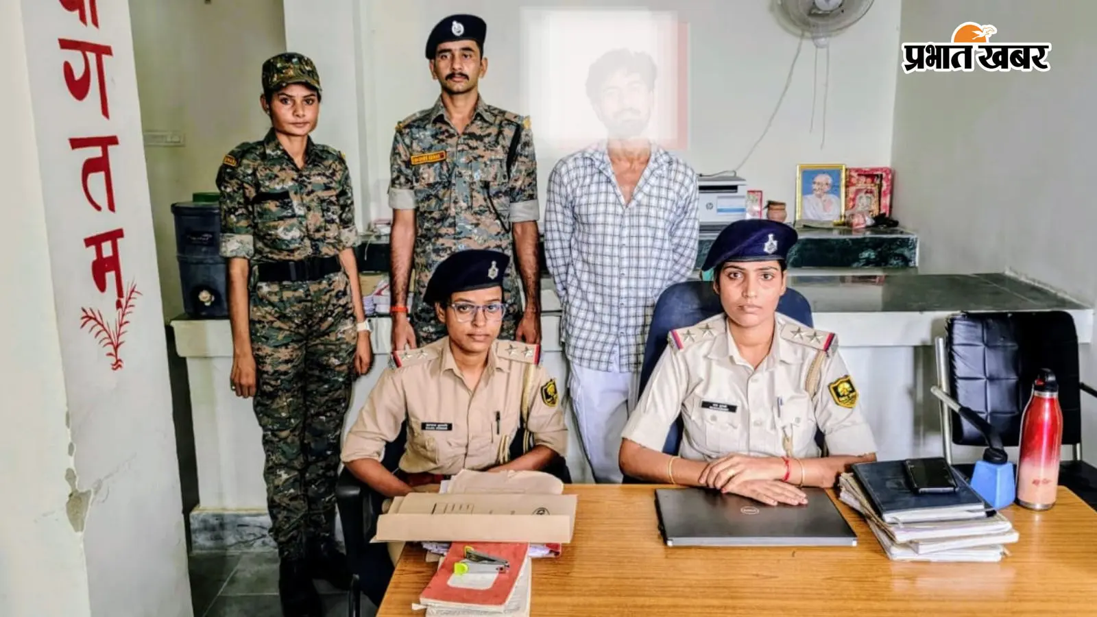 गिरफ्तार आरोपी के साथ पुलिस टीम गिरफ्तार आरोपी के साथ पुलिस टीम