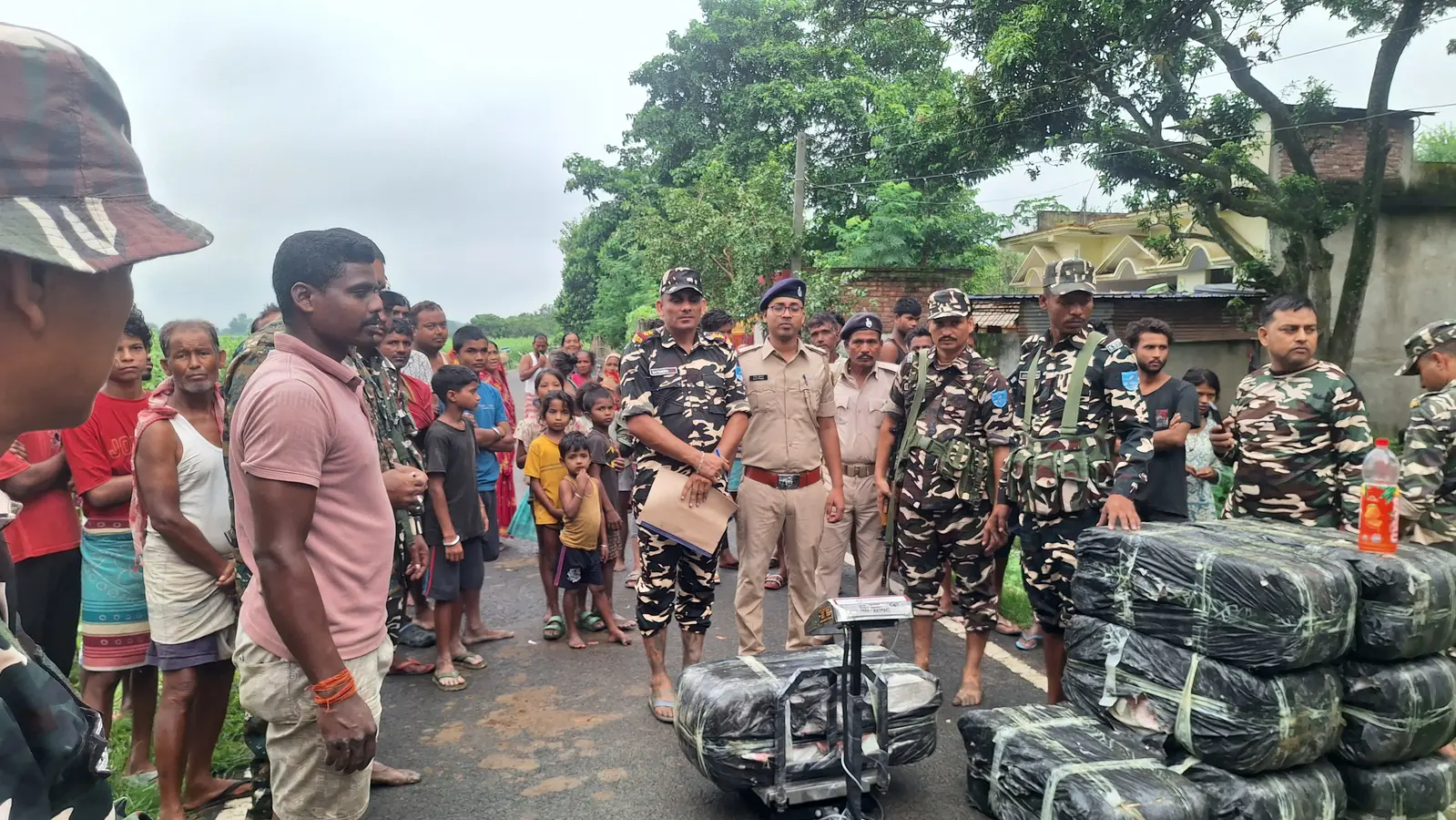 फोटो_ कुर्साकांटा के पश्चिम कठफड़ के निकट बरामद गांजा का माप तौल करते एसएसबी व कुआड़ी पुलिस | Prabhat Khabar Network फोटो_ कुर्साकांटा के पश्चिम कठफड़ के निकट बरामद गांजा का माप तौल करते एसएसबी व कुआड़ी पुलिस | Prabhat Khabar Network