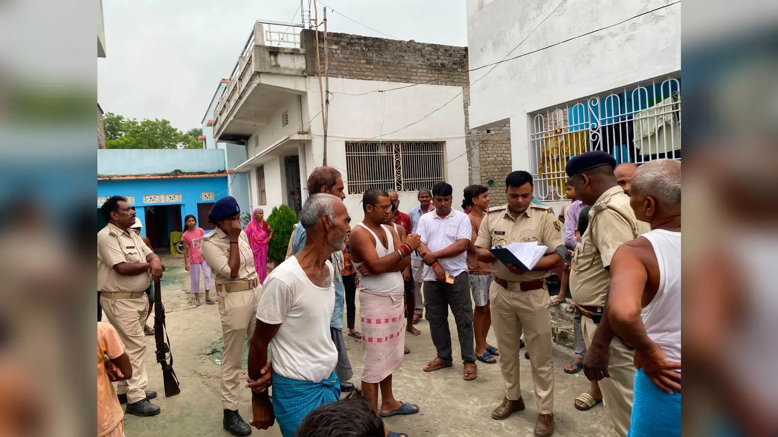 जांच करती पुलिस बांसवारी में बिखरे सामान. | Prabhat Khabar Network जांच करती पुलिस बांसवारी में बिखरे सामान. | Prabhat Khabar Network