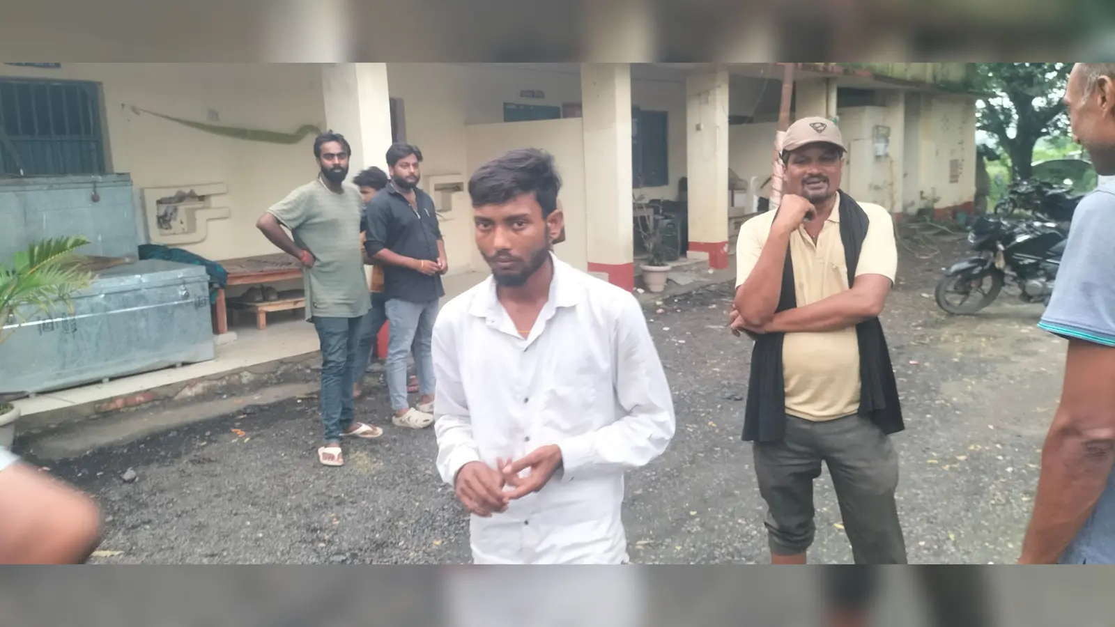 नरपतगंज पुलिस ने 18 बोतल बियर के साथ बाइक सवार एक को किया गिरफ्तार | Prabhat Khabar Network नरपतगंज पुलिस ने 18 बोतल बियर के साथ बाइक सवार एक को किया गिरफ्तार | Prabhat Khabar Network