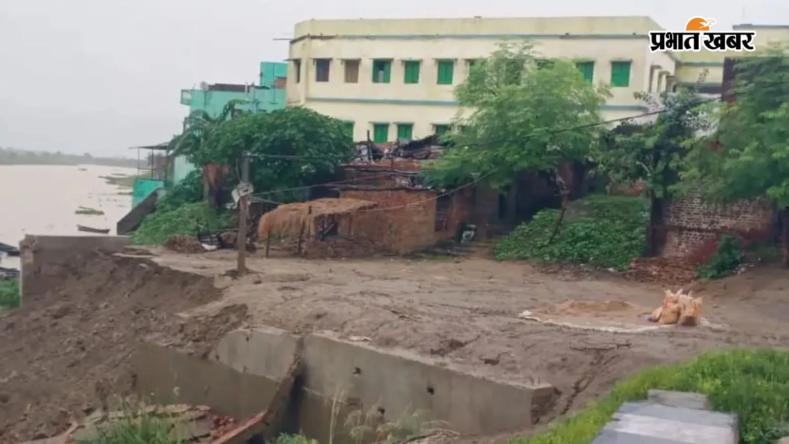 नदी में पुरा पानी आने से पहले ही ढहा हुआ विद्यालय भवन का गाईड वाल नदी में पुरा पानी आने से पहले ही ढहा हुआ विद्यालय भवन का गाईड वाल