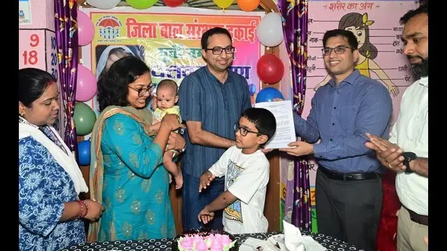 आबुधाबी के अभिभावक को बच्ची को सौंपते पूर्व जिलाधिकारी सौरभ जोरवाल | Prabhat Khabar Network आबुधाबी के अभिभावक को बच्ची को सौंपते पूर्व जिलाधिकारी सौरभ जोरवाल | Prabhat Khabar Network