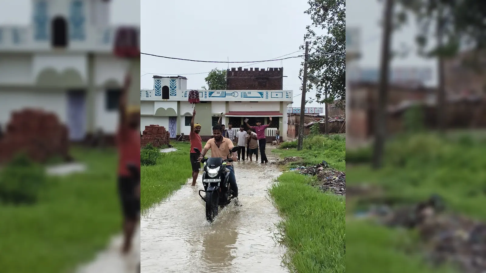 रास्ते में भरा पानी से निकले लोग | Prabhat Khabar Network रास्ते में भरा पानी से निकले लोग | Prabhat Khabar Network