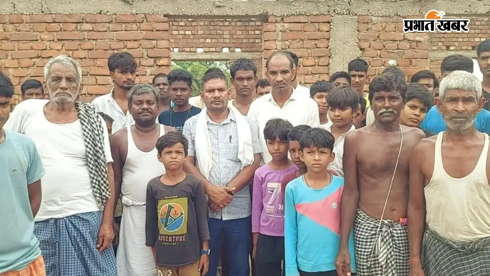 बदहाल सड़क और कचरे का अम्बार बदहाल सड़क और कचरे का अम्बार