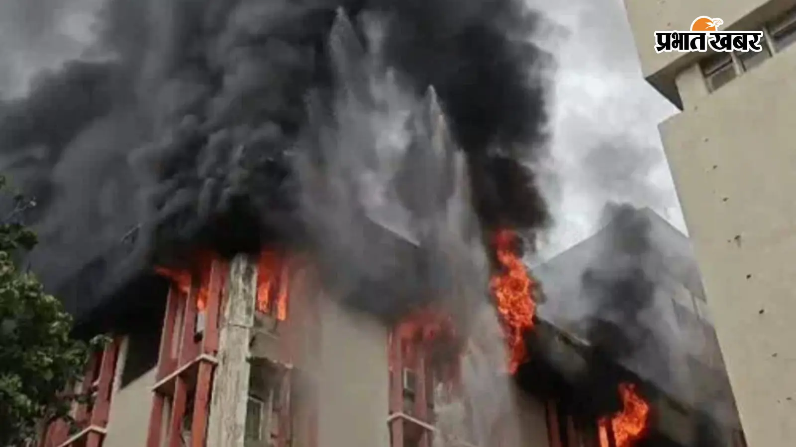 लखनऊ के सरकारी जवाहर भवन में लगी भीषण आग लखनऊ के सरकारी जवाहर भवन में लगी भीषण आग