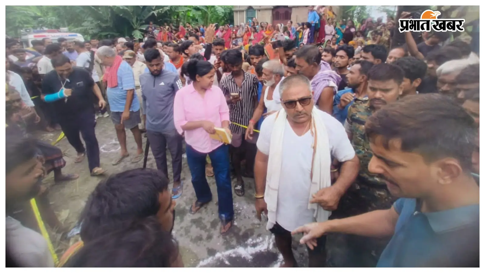 पूसा में छात्रा की हत्या के बाद घटनास्थल पर जुटी पुलिस और स्थानीय लोग. पूसा में छात्रा की हत्या के बाद घटनास्थल पर जुटी पुलिस और स्थानीय लोग.