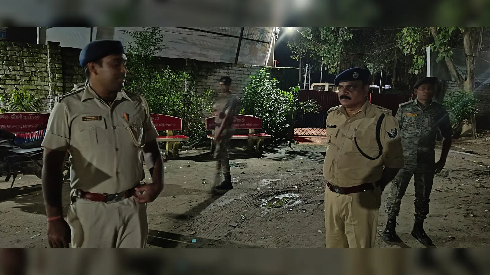थाना परिसर में सफाई व्यवस्था का जायजा लेते एसपी राजेश कुमार | Prabhat Khabar Network थाना परिसर में सफाई व्यवस्था का जायजा लेते एसपी राजेश कुमार | Prabhat Khabar Network