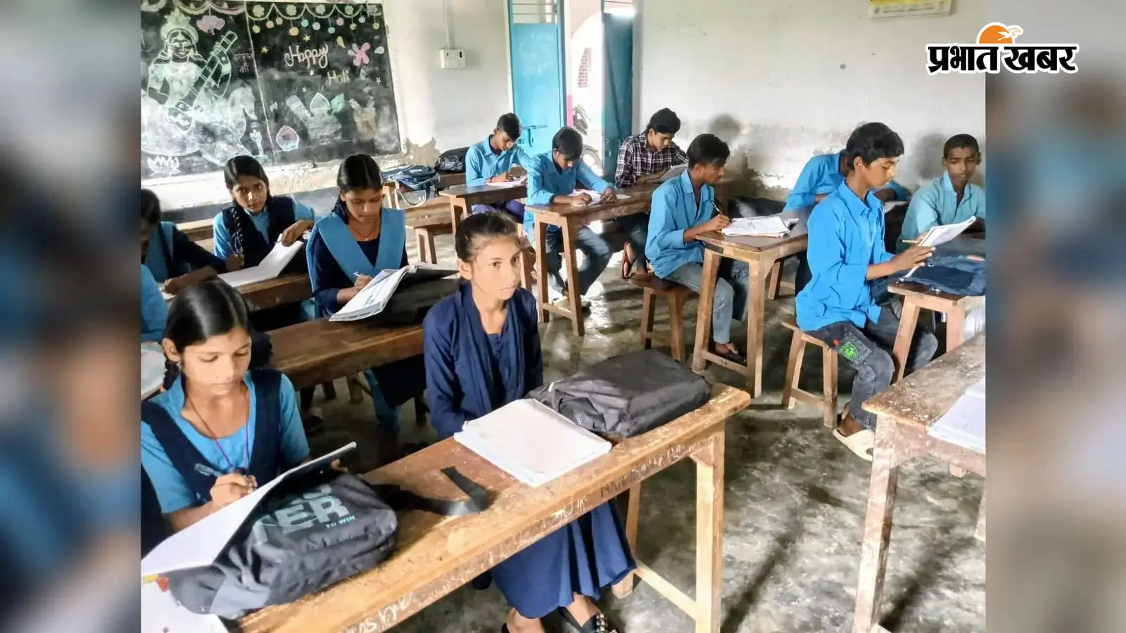 सुबह हुई लगातार बारिश से स्कूल प्रभावित, कई स्कूलों में की उपस्थिति आधी से भी कम सुबह हुई लगातार बारिश से स्कूल प्रभावित, कई स्कूलों में की उपस्थिति आधी से भी कम