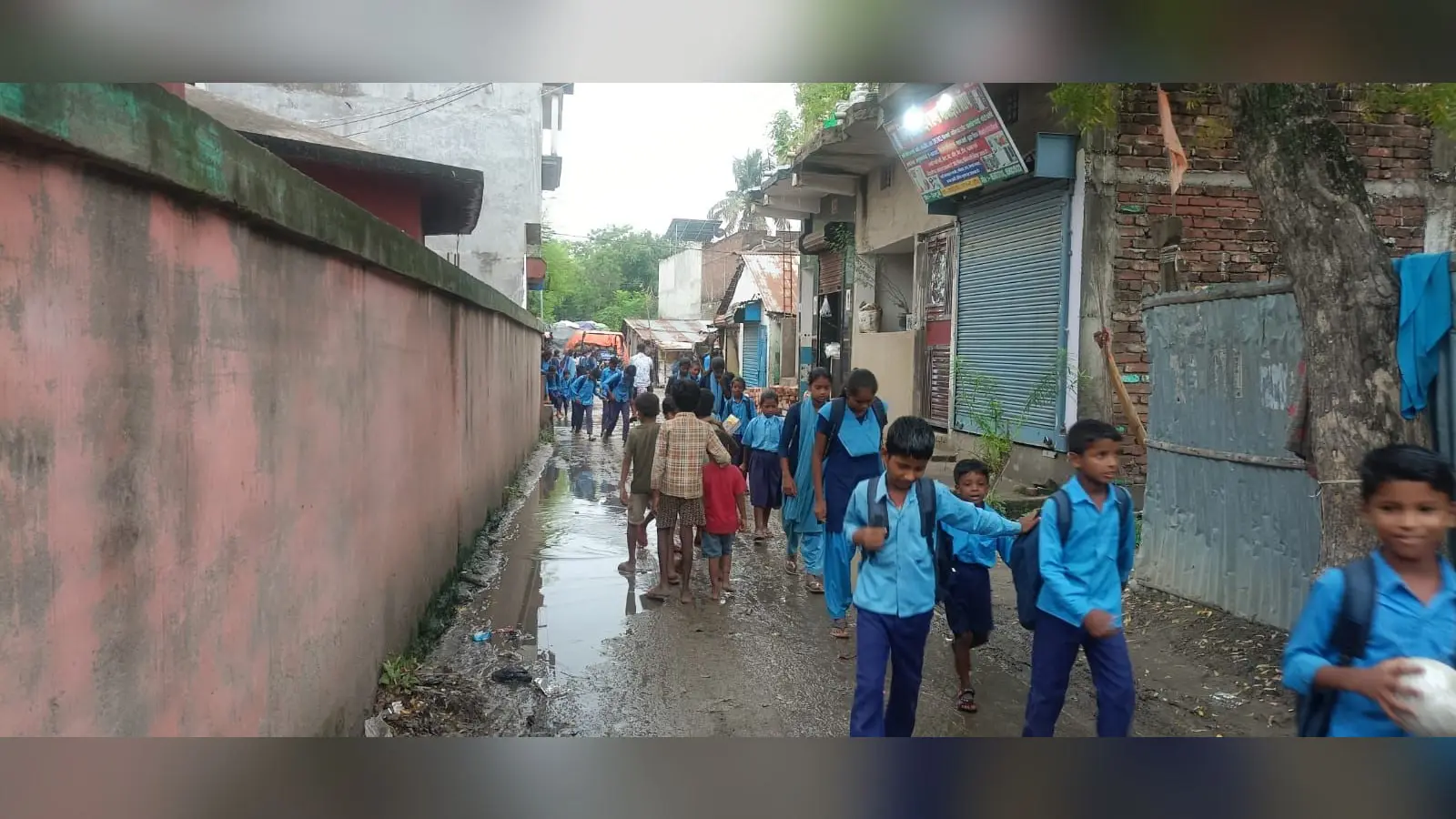 सड़कों पर जमा बारिश के पानी से होकर जाते स्कूली बच्चे व राहगीर | Prabhat Khabar Network सड़कों पर जमा बारिश के पानी से होकर जाते स्कूली बच्चे व राहगीर | Prabhat Khabar Network