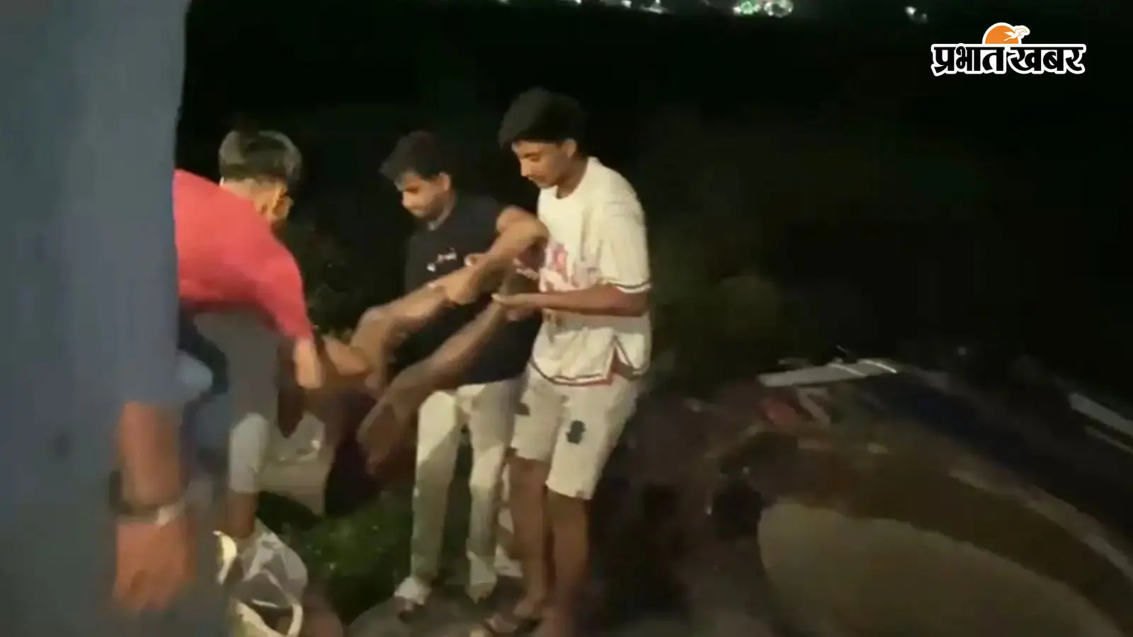 सुजाता पुल से नदी में गिरा उर्वरक लदा ट्रक सुजाता पुल से नदी में गिरा उर्वरक लदा ट्रक