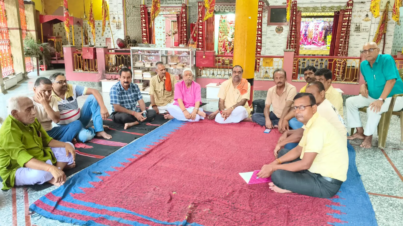 फोटो कैप्शन -:--- ऐतिहासिक महावीर झंडा शोभा यात्रा के तैयारी को ले कर आयोजित बैठक में मौजूद लोग | Prabhat Khabar Network फोटो कैप्शन -:--- ऐतिहासिक महावीर झंडा शोभा यात्रा के तैयारी को ले कर आयोजित बैठक में मौजूद लोग | Prabhat Khabar Network
