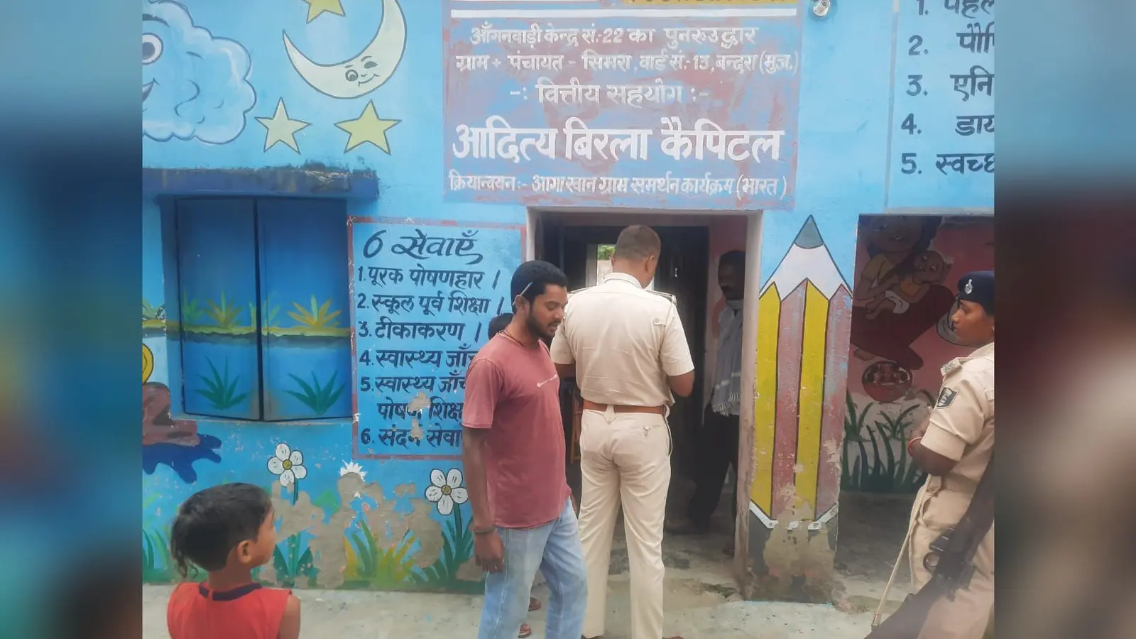 छानबीन करती पुलिस, कटा हुआ ताला दिखाते ग्रामीण | Prabhat Khabar Network छानबीन करती पुलिस, कटा हुआ ताला दिखाते ग्रामीण | Prabhat Khabar Network