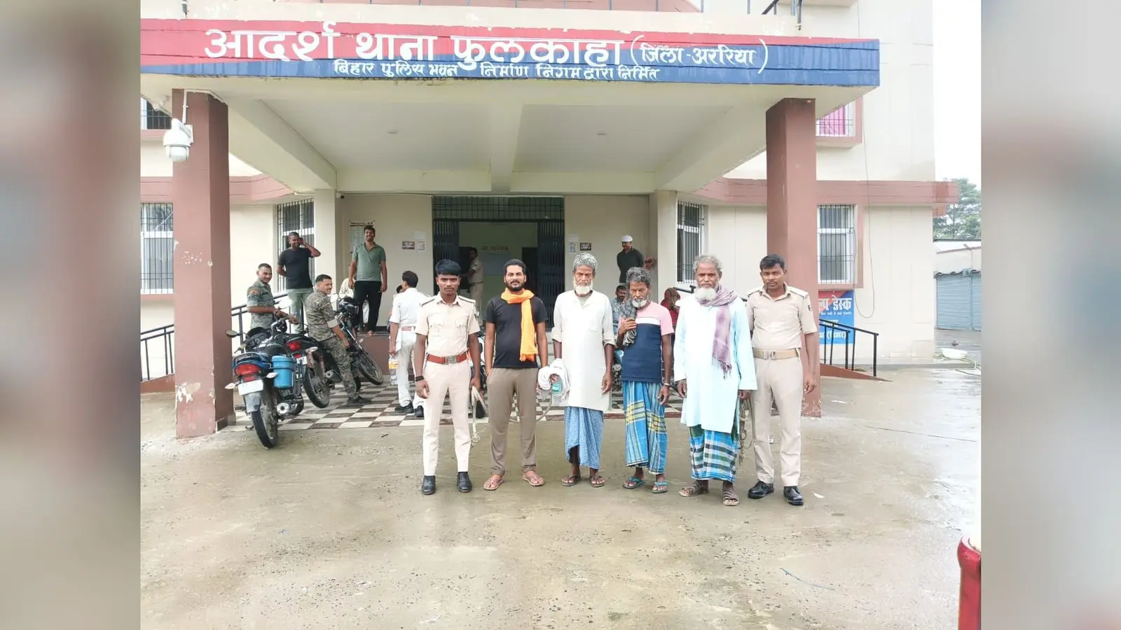 फुलकाहा पुलिस ने छापेमारी कर कुर्की जब्ती मामले के चार वारंटी को किया गिरफ्तार | Prabhat Khabar Network फुलकाहा पुलिस ने छापेमारी कर कुर्की जब्ती मामले के चार वारंटी को किया गिरफ्तार | Prabhat Khabar Network